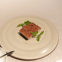 中国飯店 富麗華 - 皮つき豚バラ肉のこんがり焼き