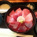 まぐろ専門店 まぐろ - まぐろ丼(大盛)1380円＋100円