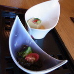 天毬 - 料理写真:ランチ（２４００円）の先付け。沖縄のもずくと、豆をすり込んだ豆腐でした