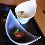 天毬 - ランチ（２４００円）の先付け。沖縄のもずくと、豆をすり込んだ豆腐でした