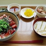 浜町食堂 - 3種盛丼　500円　（2013/8）　（＾＾ｂ　マグロの竜田揚げと御新香はこのときのサービスｗ