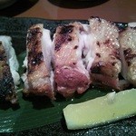 纏 - 津軽鶏のもも肉焼き５８０円。