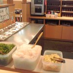 釜揚げうどん岡じま - 薬味類はセルフで、奥はお茶と冷水器