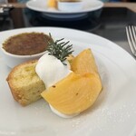 CICADA - ピスタチオのブリュレが濃厚で美味しい。柿も季節感。