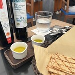CICADA - 薄焼きパンが塩気が強く美味しい。追加料金をとる店も多い中、オリーブオイルを2種瓶ごと置いていってくれたのには驚き。