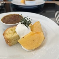CICADA - ピスタチオのブリュレが濃厚で美味しい。柿も季節感。