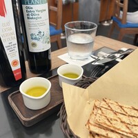 CICADA - 薄焼きパンが塩気が強く美味しい。追加料金をとる店も多い中、オリーブオイルを2種瓶ごと置いていってくれたのには驚き。