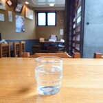 やぶ善 - 着席後すぐに提供してくれるお水。