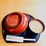 やぶ善 - 大きな丼での提供です。