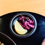 やぶ善 - 箸休めのお漬物もしっかりとした量で嬉しい。