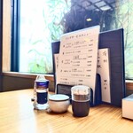 やぶ善 - 外の明かりが入る席です。