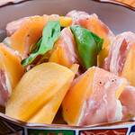 酒 炭焼 きよ - 季節によってフルーツを変えています。フルーツとクリームチーズの生ハム包み