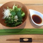 茶洒 金田中 - はじめに　白木鉢　（刻み野菜・レタス・クレソン・うるい・長ネギ・胡麻）