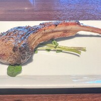 ワカヌイ グリル ダイニング バー 東京 - スプリングラムチョップの炭火焼き