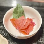 薬膳食堂 伝伝 - 赤大根の菊花酢和え