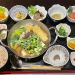 薬膳食堂 伝伝 - 薬膳ランチ。11月中はメインに天然きのこ鍋が振舞われます！キノコ好きさん、必見！