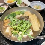 薬膳食堂 伝伝 - 天然きのこを20種以上使ったこの時期限定のお鍋はここでしか食べられない一品！