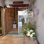 トンカツ・トンしゃぶ ケンボロー - 花が飾ってあって良い感じ。　2014.4