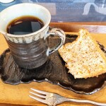 カフェ笑夢 - はらこ飯、ランチ共通のコーヒーとデザート。今回はオレンジピールのシフォンケーキでした♡