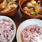 カフェ笑夢 - ランチセットの黒米いりご飯、鮭のあら汁