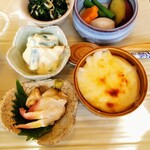 カフェ笑夢 - ランチセット続きです(uωu*) 左上から↓『小松菜と白海老のお浸し、リンゴとさやいんげんの白合え、ホッキ貝』右上から↓『根菜、インゲンの煮物、グラタン』