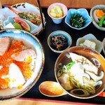 カフェ笑夢 - 子供たちと大人男性陣は期間限定はらこ飯セット2500円(コーヒー、デザート付き♫)