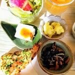 カフェ笑夢 - ランチセット左上から ↓『サラダ、クリームチーズ豆腐、エビの香草焼き』 右上から↓『柿のジュレ、カリフラワーのカレー風味マリネ、ひじき煮』