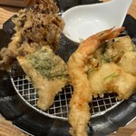 日本橋 天ぷらめし 金子半之助 日本橋人形町店 - 松の第一弾は、左から舞茸、かしわ、エビ、イカのかき揚げ！揚げたてはやはり美味い！