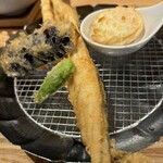 日本橋 天ぷらめし 金子半之助 日本橋人形町店 - 第二弾は、左から茄子、シシトウ、穴子、玉子！穴子のデカさに間違いなく驚くはず！