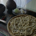 Sarabando - 注文したざるそば、この日は薬味が大根でした。つゆ・薬味・麺の調和がとても良い。