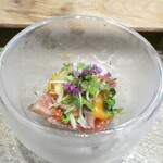 enisi - 本鮪、貝割れ、茗荷の卵黄ソース和え