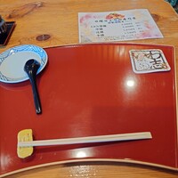 いわ志 本店 - いつもどおりカウンター右端の席。今日の箸置きは、玉子焼きでした。