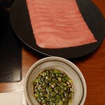 北新地しゃぶしゃぶすき焼き きらく - 極上霜降り牛タンとニラだれ