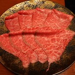 北新地しゃぶしゃぶすき焼き きらく - 特選黒毛和牛ハネシタ(下)、極上黒毛和牛もも(上)