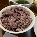 キッチン ブルー グローブ - 黒米のアップ