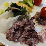 キッチン ブルー グローブ - 最後はトマトを乗せて