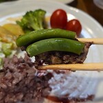 キッチン ブルー グローブ - いんげん豆を添えての