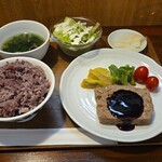 キッチン ブルー グローブ - 豚挽肉とイベリコ豚の胡桃テリーヌ　スイートワインのソース
