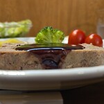 キッチン ブルー グローブ - 横から、テリーヌはソースが決め手