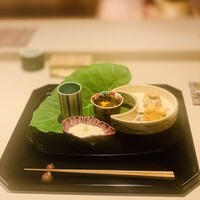 祇園 にしかわ - ②【先付：八寸】
                    ・丹波栗（ぽろたん）の白味噌和え
                    ・銀杏餅
                    ・自家製唐墨スライス
                    ・イクラの菊菜和え
                    ・蕪の冷製ポタージュ
                    ・汲み上げ湯葉、山葵添え