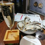 seafood ナイス貝 - ★★★こぼれスパークリング 548円 泡が消えるまで なみなみと ついでくれる！★★★★★生牡蠣 154円 大きさもほどほどあり 最強のコスパ！