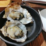 seafood ナイス貝 - ★★★★焼き牡蠣 108円 焼くと小ぶりになってしまうのでやっぱり牡蠣といえば 生牡蠣！