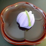 塩瀬総本家 - 上生菓子・あやめ（漉し餡を包んだ練り切り）