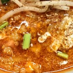 蒙古タンメン中本 - 辛さ、甘さ、苦さなど複雑な味わいのスープ