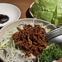 四川料理 龍の子 - 牛肉みそ炒めレタス包み