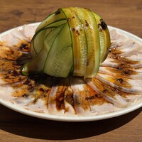 四川料理 龍の子 - 茹で豚とキュウリのうま辛ソース