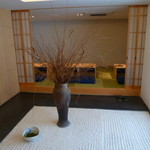 鮨かんどころ - 枯山水風の玄関♪