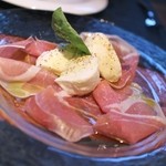 バルマ24ヵ月熟成の生ハムと白米康酪恵舎の出来たてのモッツァレラの取り合わせ☆