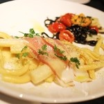 グアンチャーレ(豚頬肉の塩漬け)を載せた白アスパラガスと"シラテッリ・ルンギ"☆
          