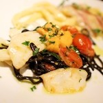 osteria LIU - 生ウニを載せたイカ墨を練り込んだ"タリオリーニ"☆